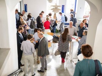 Versammlung vieler miteinander sprechender Personen
