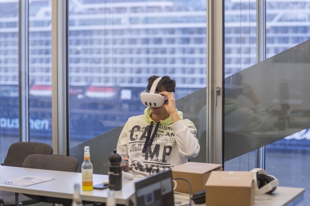 sitzender Mann mit einer VR auf dem Kopf