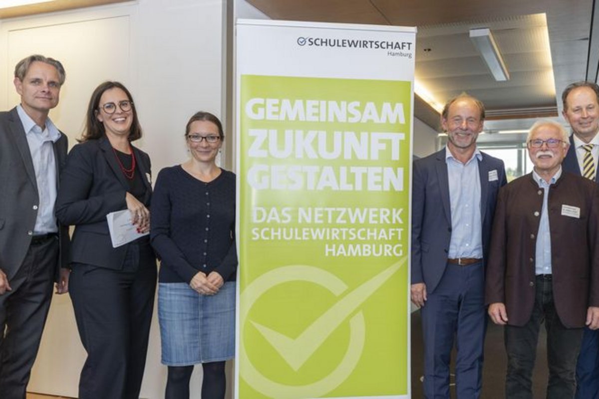 6 Menschen stehen neben einem Kampagnenschild