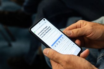 2 Hände halten ein Handy