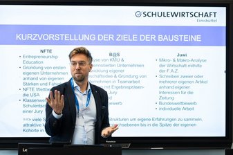 ein Mann vor einer digitalen Tafel