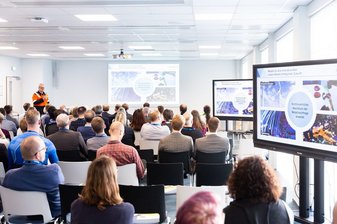 Sitzende Menschen bei einem Seminar