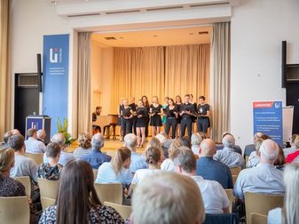 Zuschauer schauen zum Chor auf der Bühne