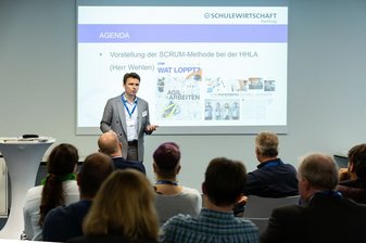 Sitzende Menschen bei einem Seminar