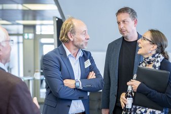sich unterhaltende Menschen