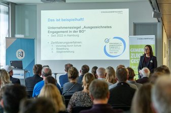 Menschen schauen auf eine Leinwand