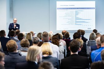 Sitzende Menschen bei einem Seminar