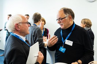 2 Männer unterhalten sich