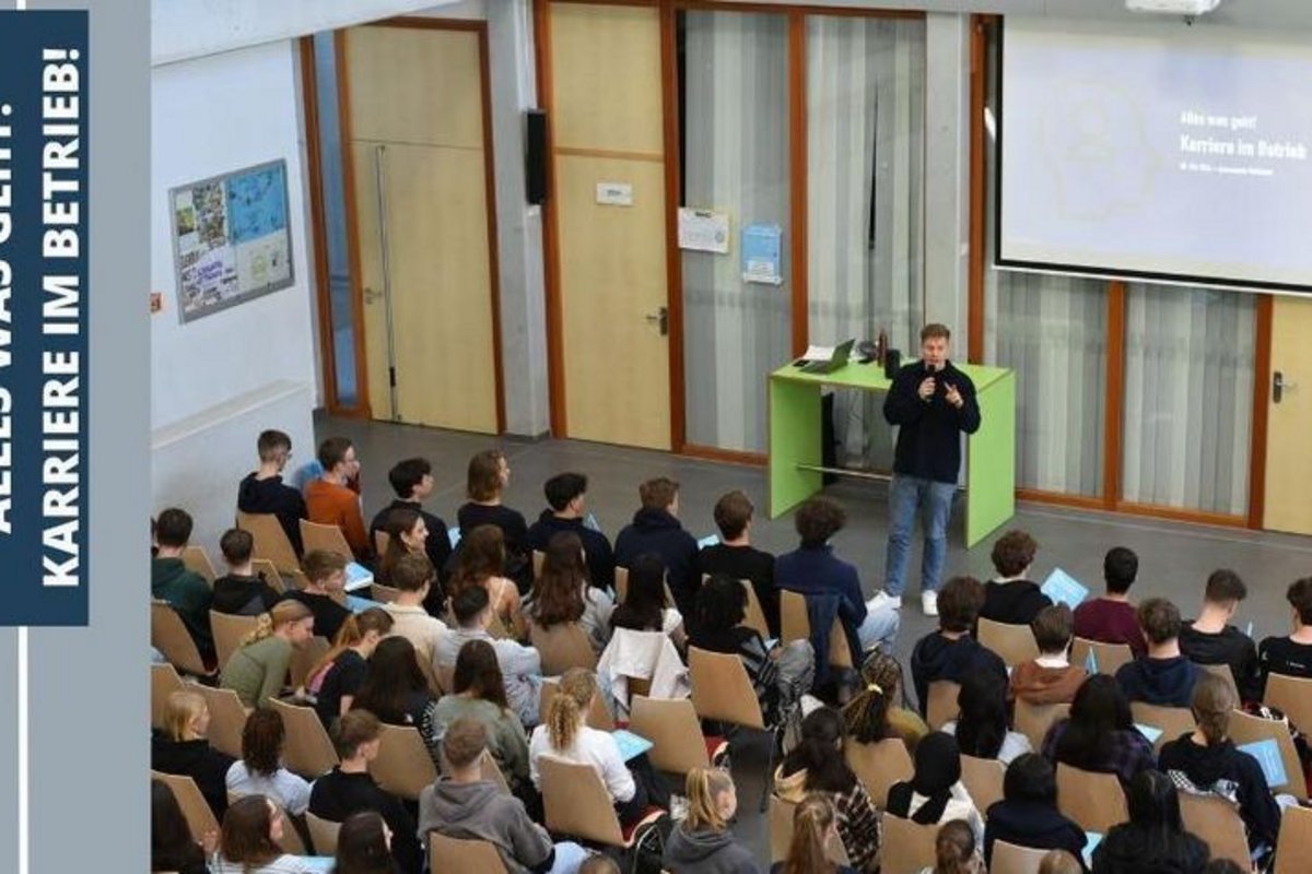 viele Menschen bei einer Vorlesung