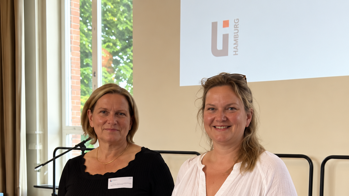 2 lächelnde Frauen