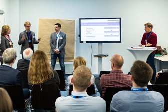 Sitzende Menschen bei einem Seminar