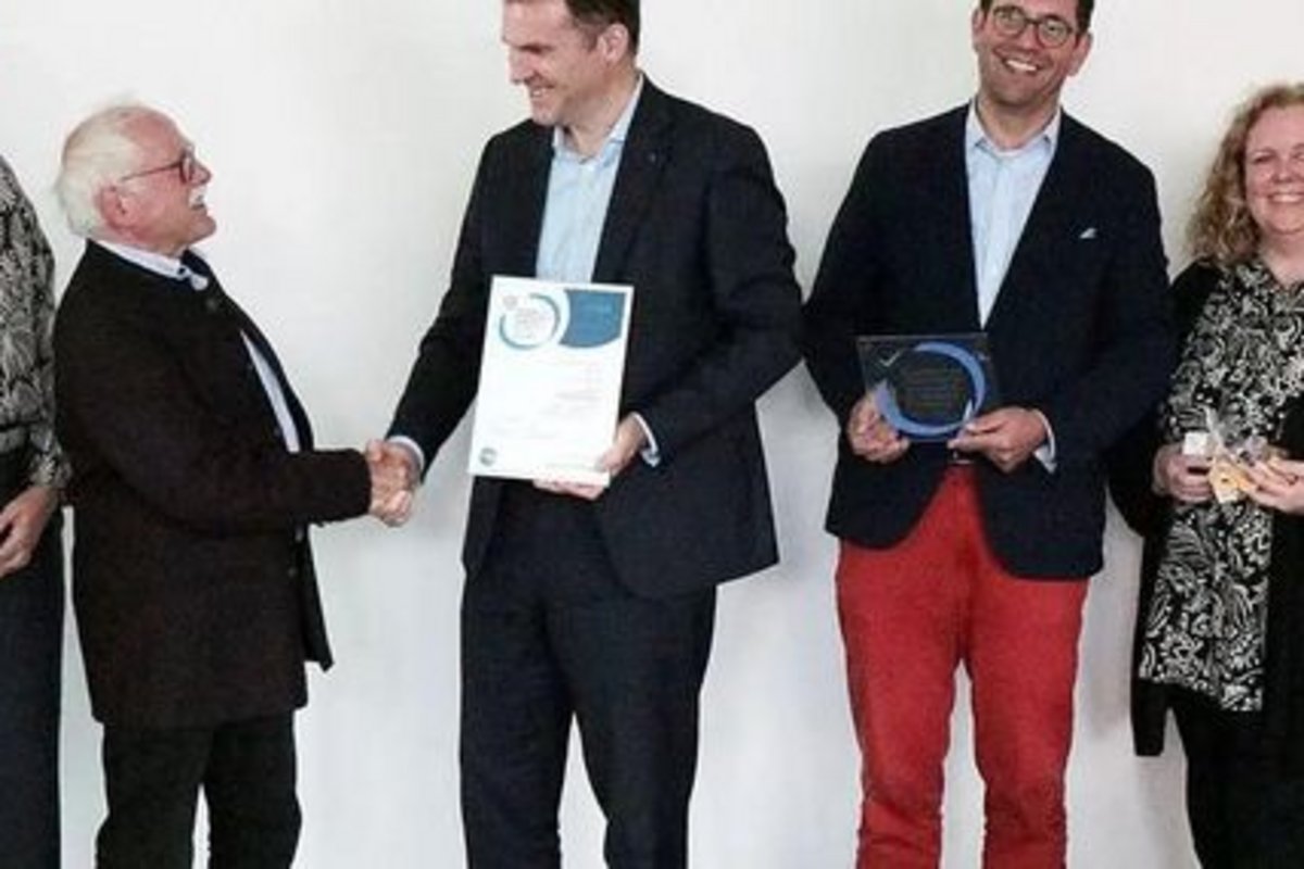 Menschen die sich gratulieren